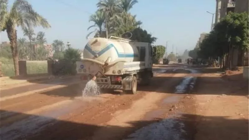 حملات مكبرة لتمهيد الطرق والنظافة ورفع 30 طن مخلفات بسوهاج