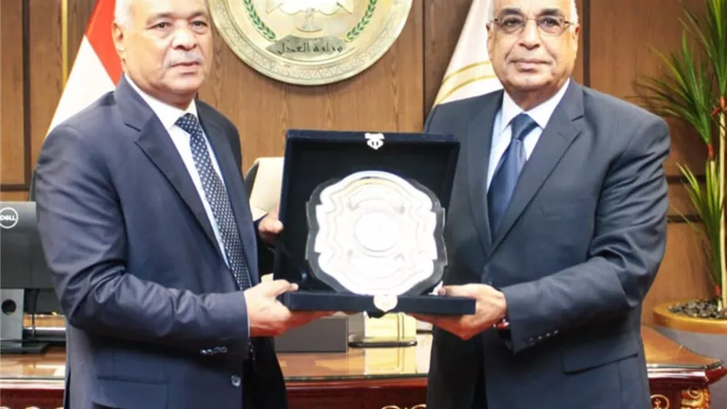 رئيس النيابة الإدارية يقدم التهنئة لوزير العدل بالعاصمة