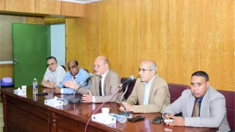 النعماني يجتمع بالأطباء المقيمين بمستشفيات سوهاج الجامعية