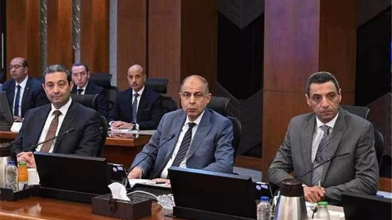 محافظ المنيا يستعرض الملفات العاجلة على مجلس المحافظين