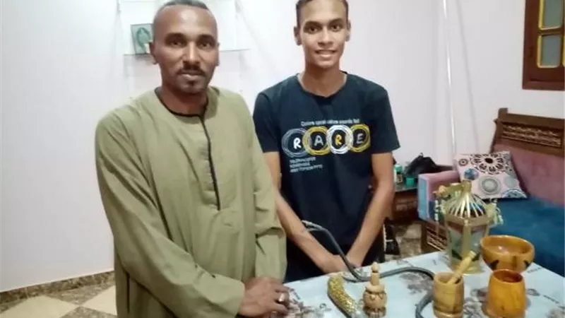 نابغة الأقصر ينحت الأخشاب ويرسم عليها بالنار