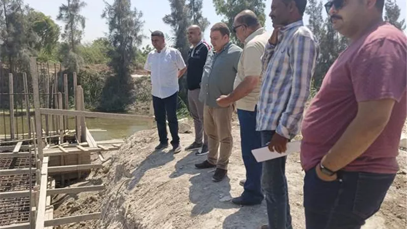 رئيس مدينة حوش عيسى يتابع انشاء كوبرى فرهاش.. صور