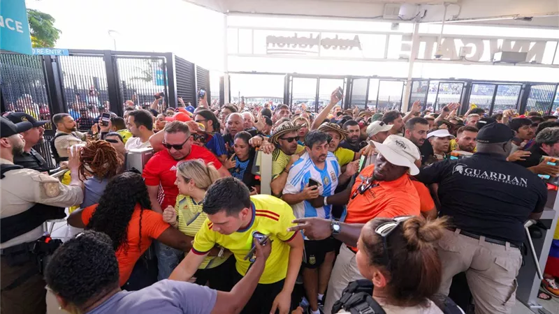 الأرجنتين ضد كولومبيا ..الجماهير تدخل الملعب من فتحات التكييف .. فيديو