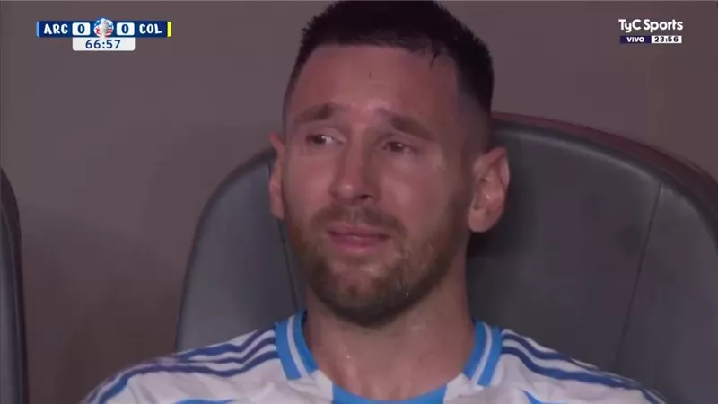 الأرجنتين ضد كولومبيا .. شاهد فيديو بكاء ميسي على مقاعد البدلاء
