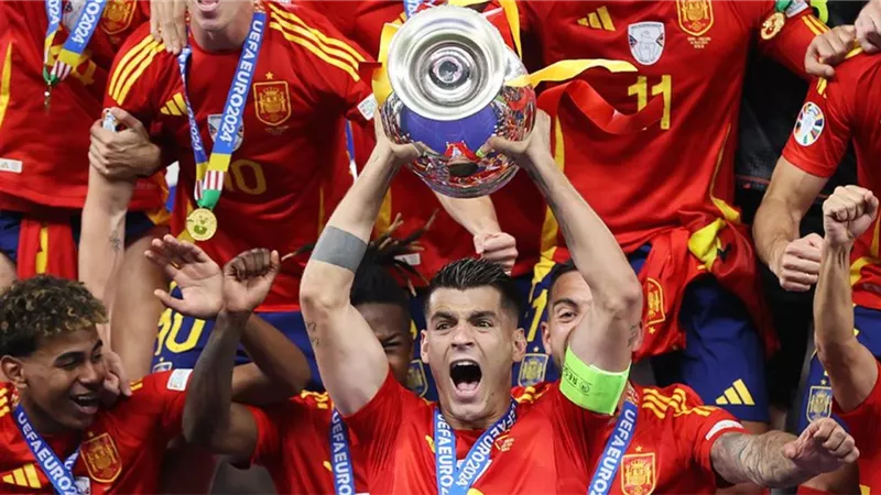 أصغر لاعب في تاريخ كرة القدم يتوج بلقب كأس الأمم الأوروبية.. صور