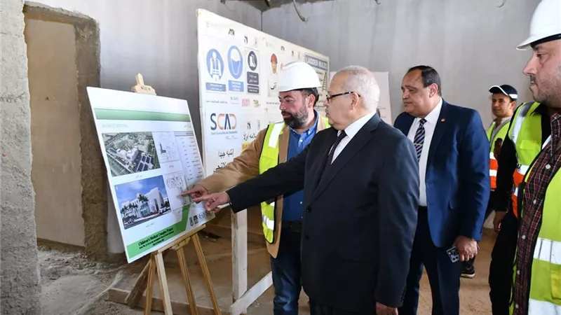 رئيس جامعة القاهرة يتفقد مشروع أكبر مجمع طبي لعلاج الأطفال