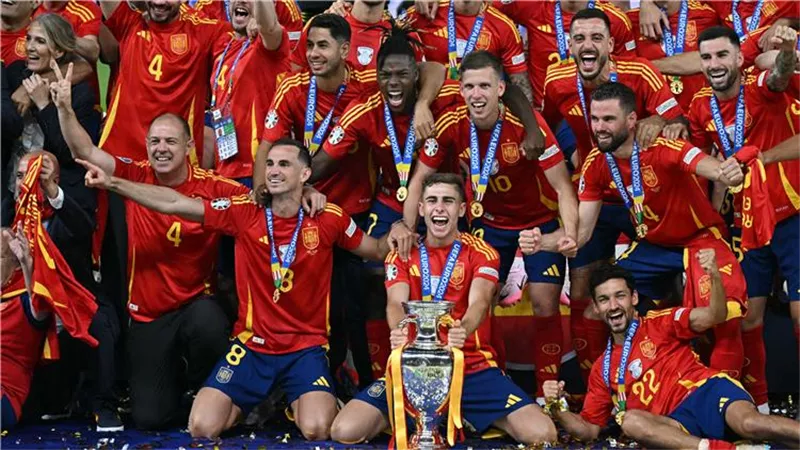 مدرب منتخب إسبانيا يطالب بمنح جائزة الكرة الذهبية لهذا اللاعب