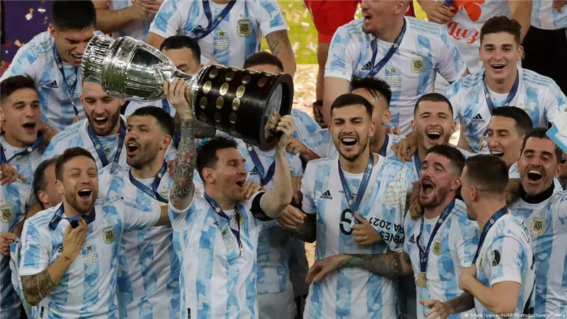 ميسي يواصل تفوقه على رونالدو في عدد البطولات