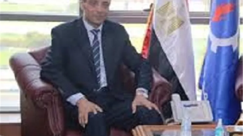 محافظ السويس يتفقد المجمع الطبي ويستمع لمطالب المواطنين