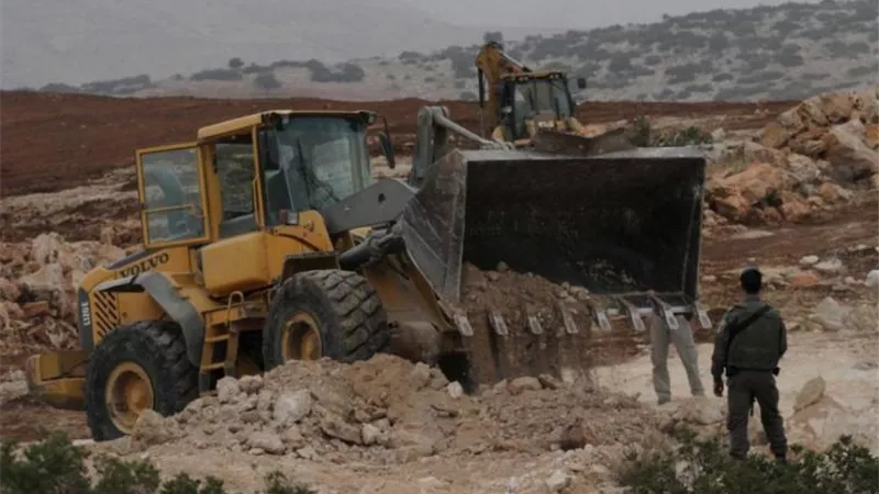 الاحتلال يواصل تجريف مساحات واسعة من أراضي سلفيت بالضفة الغربية
