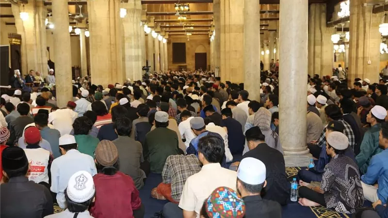 إقبال كثيف من الوافدين على البرنامج العلمي بالجامع الأزهر