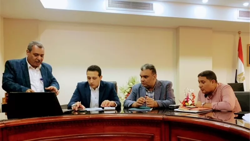 نائب محافظ الفيوم يناقش الارتقاء بالخدمات في الوحدات المحلية