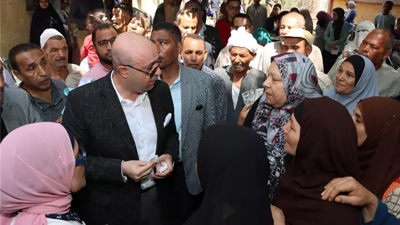 محافظ بنى سويف يستنكر الزحام بالمركز الطبي بناصر