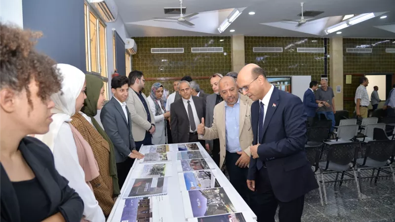 رئيس جامعة أسيوط يفتتح معرض مشروعات تخرج طلاب كلية الهندسة