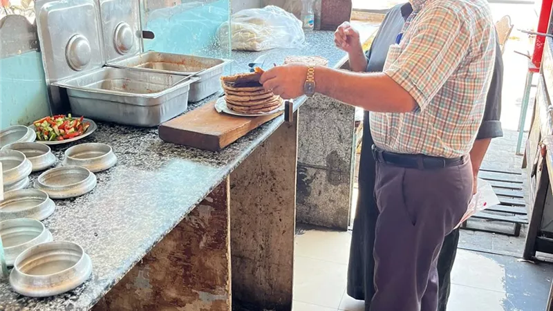صحة الإسماعيلية تدهم 50 منشآة غذائية وتعدم سلعا فاسدة