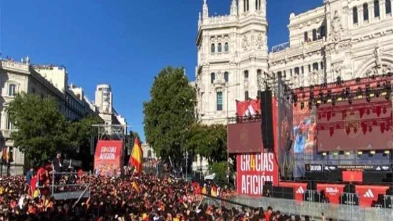 الجماهير تملأ شوارع مدريد لاستقبال منتخب اسبانيا بعد فوزه باليورو-شاهد