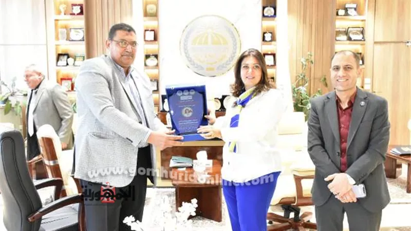 رئيس جامعة السادات تتسلم درع مؤتمر كلية التجارة