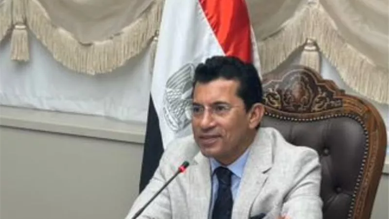 وزير الشباب يبحث مستجدات تطوير الرياضة الإفريقية الجامعية