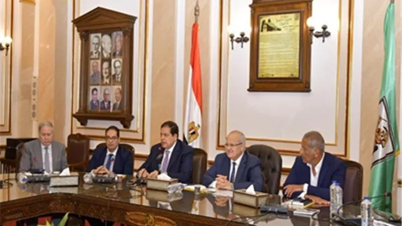 رئيس جامعة القاهرة يلتقي مجلس أمناء المعهد القومي للأورام الجديد