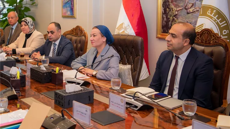 وزيرة البيئة ومحافظ القاهرة يبحثان منظومة المخلفات وجهود التشجير