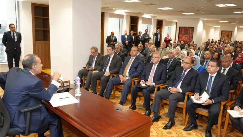 عبد العاطى يؤكد أهمية التدريب وتنويع مهارات العاملين بوزارة الخارجية