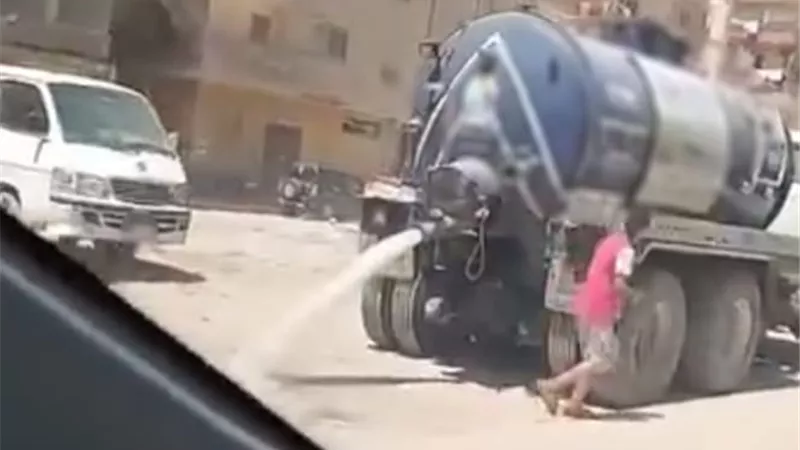 ضبط سائق لتفريغه حمولة سيارة صرف صحى بإحدى المناطق بالقاهرة