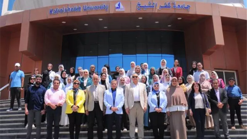رئيس جامعة كفر الشيخ يكرم طلاب كلية التربية النوعية