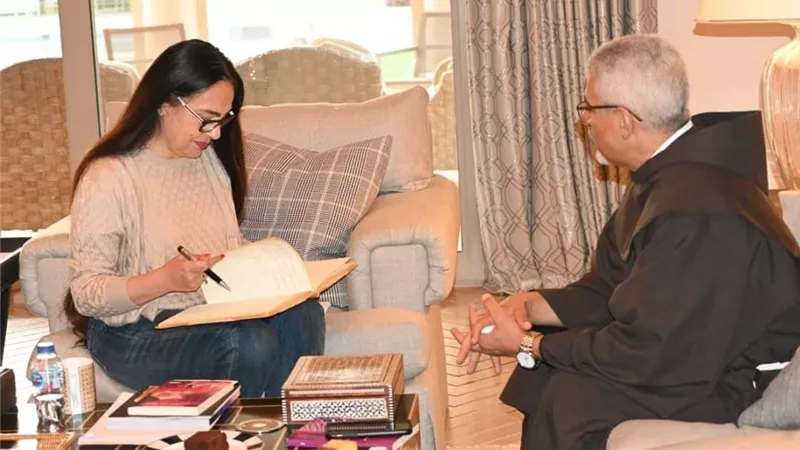 أهداها مصحفًا..زيارة الأب بطرس دانيال لـ شريهان بمنزلها ..صور