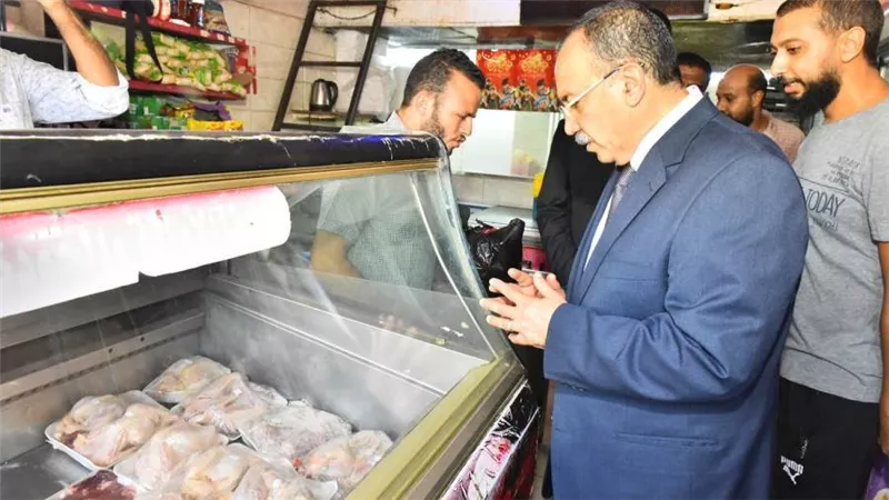 محافظ أسيوط يقود حملة تموينية واشغالات مكبرة بمنطقتي عزبة السجن