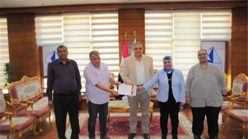 تكريم كليتي الطب البيطري والزراعة للمشاركة في القوافل التى تطلقها