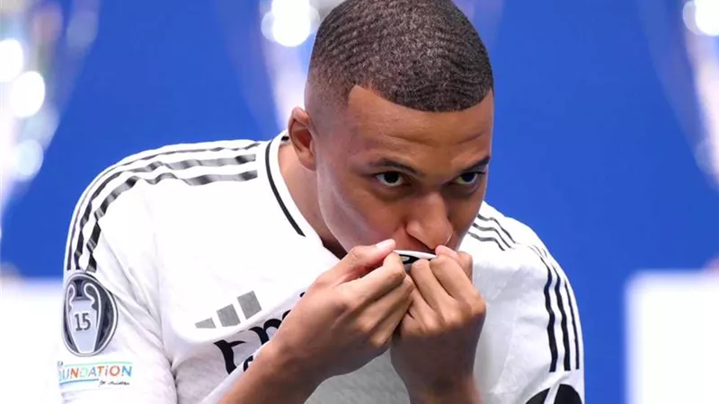 تعرف على رسالة أنشيلوتي لـ مبابي بعد انضمامه إلى ريال مدريد