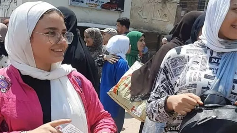 توافد طلاب الثانوية لأداء امتحان الأحياء والاستاتيكا والفلسفة