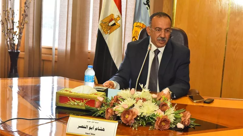 محافظ أسيوط يلتقي أعضاء اللجنة النقابية ومراسلي الصحف بالمحافظة