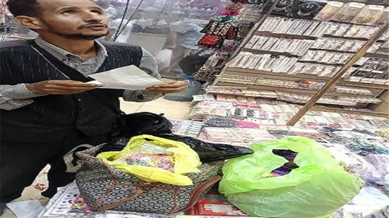 الشيخ أيمن يعود لقريته مجبور الخاطر ببضاعة جديدة