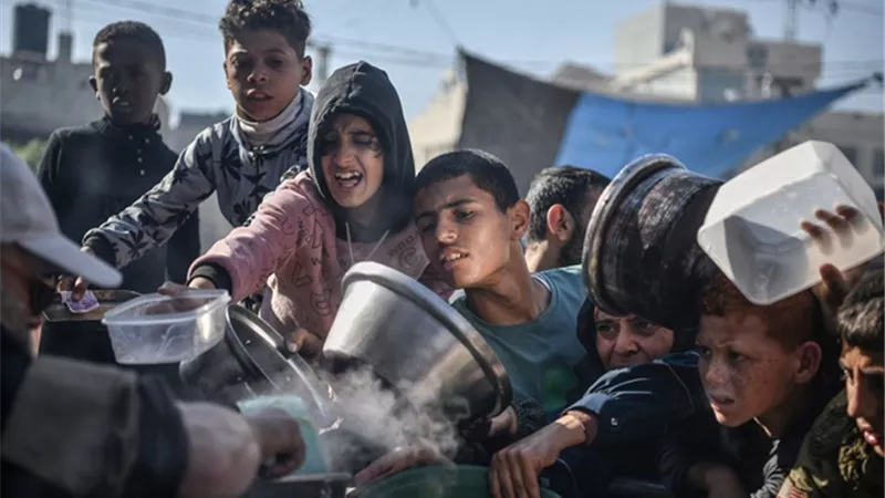 13 منظمة دولية تُحذر من تدهور وصول المساعدات إلي قطاع غزة