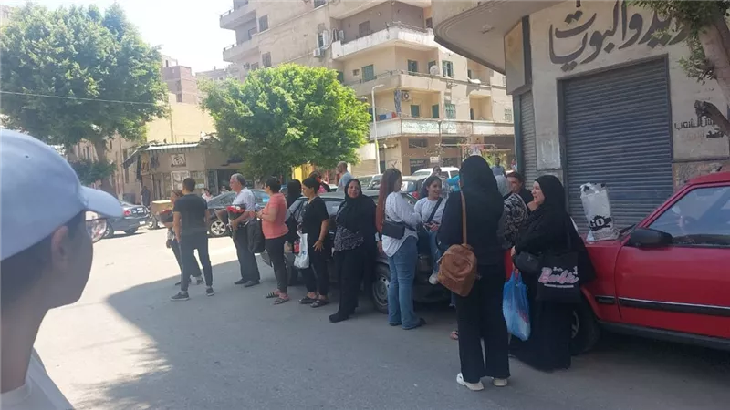 اولياء الامور ينتظرون ابناءهم أمام اللجان وفرحة بآخر يوم للثانوية