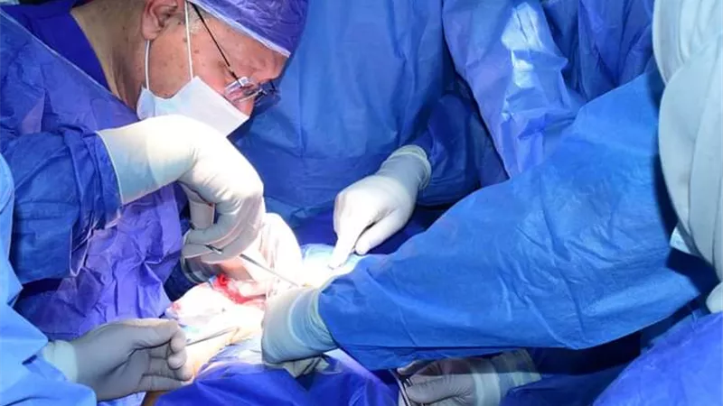 فريق طبى يجرى عملية جراحية لطفلة مصابة بشلل ولادى كامل بسوهاج