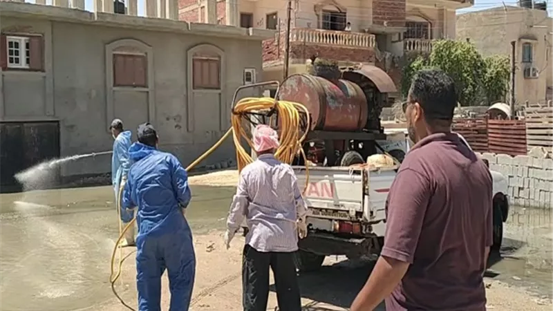 الطب الوقائي يقوم برش المناطق المتضررة من تعطل محطة الصرف بالعريش