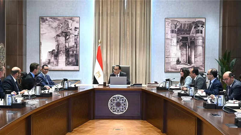 رئيس الوزراء يبحث مع شركة بريطانية الترويج لجذب الاستثمارات
