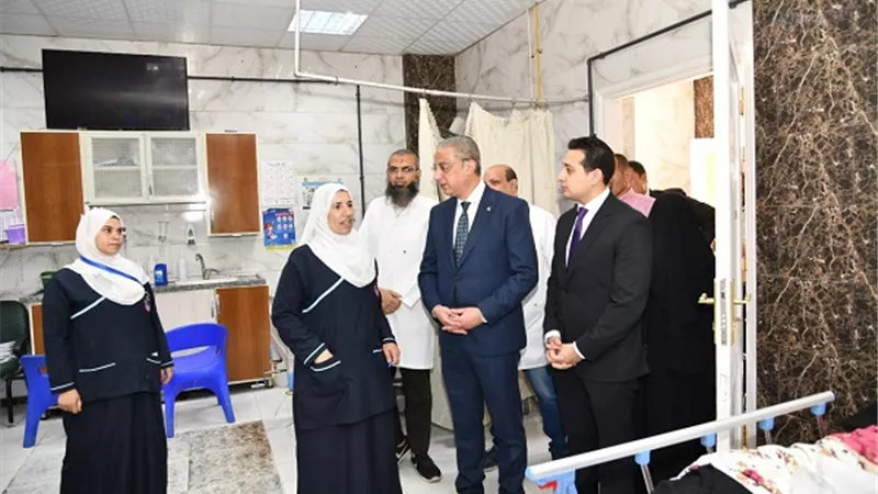 محافظ الفيوم يفاجئ مستشفى سنورس المركزي