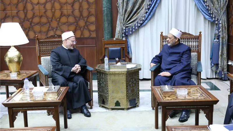 المفتي يهنئ شيخ الأزهر بنتائج جولته لجنوب شرق آسيا