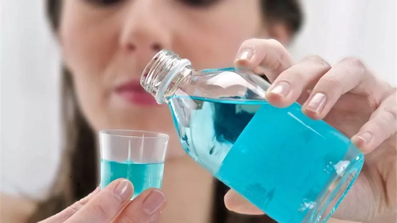أهم استخدامات غسول الفم الصحية والجمالية .. علاج قشرة الرأس