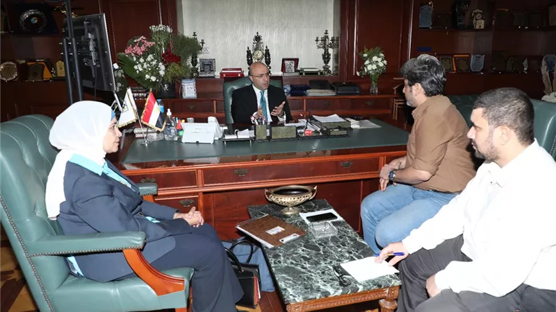 محافظ بني سويف يجتمع بمسؤولي القطاع الصحي