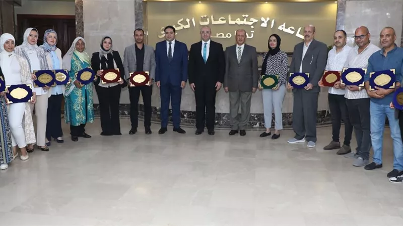 محافظ بني سويف يُكرّم مسؤلى الاستثمار والمناطق الصناعية
