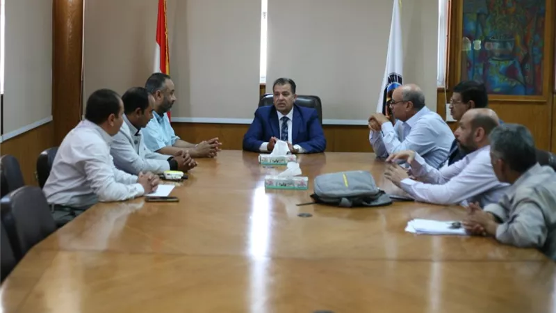 رئيس جامعة جنوب الوادي يترأس اجتماع لجنة المسابقات و الانشطة