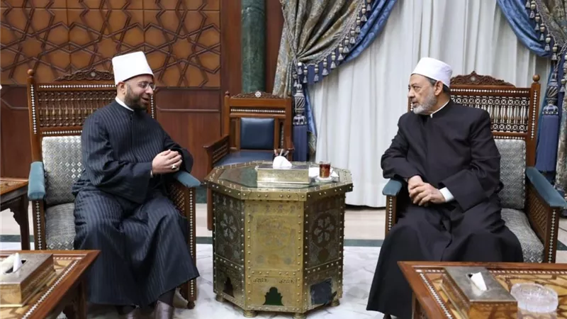 وزير الأوقاف على رأس وفد من قيادات الوزارة لزيارة شيخ الأزهر الشريف