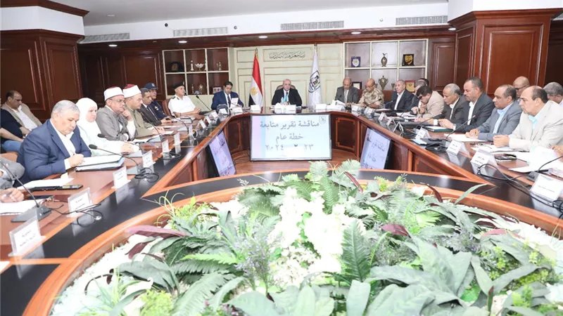 محافظ بني سويف يجتمع بمسؤلى التموين والغرفة التجارية