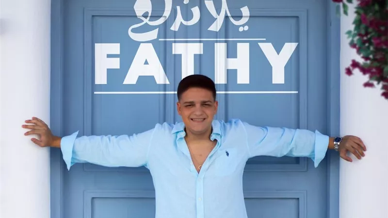 مصطفى كامل يدعم نجله فتحي في أولى أغانيه بعنوان 