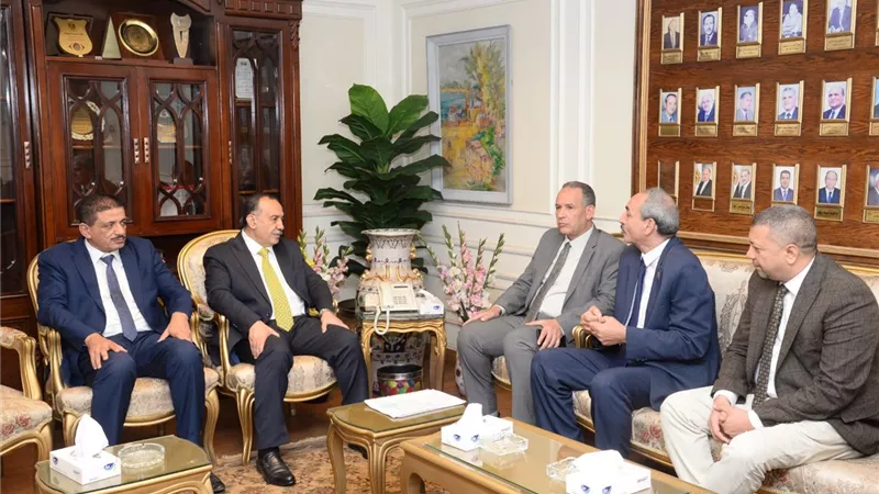 محافظ أسيوط يستقبل وفد نقابة المعلمين