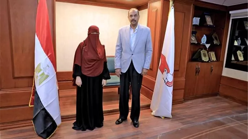 مؤكدا علي تقديره للأطباء..محافظ سوهاج يستقبل طبيبة المراغة بمكت